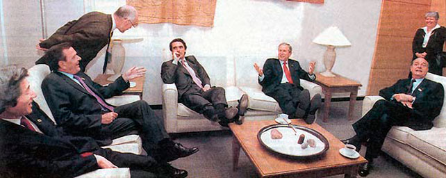 Aznar y George Bush, con los pies encima de la mesa en una reunión del G-8.