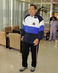 QPM.ORG: Hugo Chávez Frías camina sonriente  por el pasillo central del CIMEQ en La Habana. Detrás parte del personal de la salud que lo atiende.