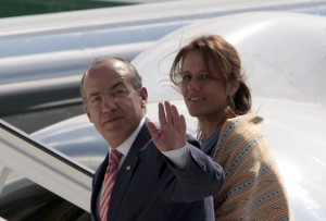 El presidente de México, Felipe Calderón, condenó este jueves el “bloqueo injustificado” que Estados Unidos mantiene sobre Cuba desde hace medio siglo, al culminar una visita a la isla que marcó el deshielo en las relaciones bilaterales después de una década, reporta AFP El presidente de México, Felipe Calderón, condenó este jueves el “bloqueo injustificado” que Estados Unidos mantiene sobre Cuba desde hace medio siglo, al culminar una visita a la isla que marcó el deshielo en las relaciones bilaterales después de una década, reporta AFP