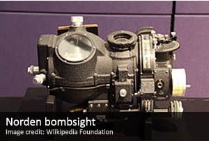 La mira de bombardeo Norden era un sofisticado dispositivo que calcula la trayectoria de una bomba lanzada por un avión, con base en las condiciones de vuelo en tiempo real y, además, estaba conectado al piloto automático del avión, por lo que era capaz de alterar las trayectorias de bombas de acuerdo a los cambios en el viento, altitud, velocidad de las aeronaves, u otros efectos. La mira de bombardeo Norden era un sofisticado dispositivo que calcula la trayectoria de una bomba lanzada por un avión, con base en las condiciones de vuelo en tiempo real y, además, estaba conectado al piloto automático del avión, por lo que era capaz de alterar las trayectorias de bombas de acuerdo a los cambios en el viento, altitud, velocidad de las aeronaves, u otros efectos.