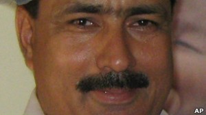 Tras ser acusado de traición a la patria, el médico paquistaní Shakil Afridi fue condenado a por lo menos 30 años de prisión este miércoles por haber ayudado a la Agencia Central de Inteligencia estadounidense (CIA) a encontrar a Osama bin Laden. Tras ser acusado de traición a la patria, el médico paquistaní Shakil Afridi fue condenado a por lo menos 30 años de prisión este miércoles por haber ayudado a la Agencia Central de Inteligencia estadounidense (CIA) a encontrar a Osama bin Laden.
