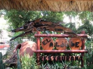 El menú consiste básicamente de platos de la comida tradicional cubana, pero la “joya de la corona” es el pollo asado y los frijoles negros, que logran ese punto especial que sólo los chefs más experimentados son capaces de darle y todo a un excelente precio. Foto: Sady Lorenzo/Vista del Restaurant “El Aljibe”, en la 7ma. Avenida de Miramar. El menú consiste básicamente de platos de la comida tradicional cubana, pero la “joya de la corona” es el pollo asado y los frijoles negros, que logran ese punto especial que sólo los chefs más experimentados son capaces de darle y todo a un excelente precio. Foto: Sady Lorenzo/Vista del Restaurant “El Aljibe”, en la 7ma. Avenida de Miramar.