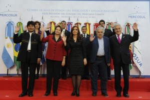 BUENOS AIRES, 29 jun (IPS) - En una resolución simultánea, Argentina, Brasil y Uruguay decidieron este viernes 29 suspender del Mercosur a Paraguay, hasta que este país celebre elecciones, y anunciar la incorporación de Venezuela como miembro pleno.
