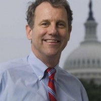 “Las grandes empresas, a través de su capacidad para aprovechar una extraordinaria cantidad de contribuciones de campaña, los gastos independientes, y otras intervenciones electorales, ha sido capaz de poseer Congreso…” Sherrod Brown, Senador (OH)
