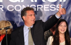 Rivera, de 47 años, no sólo debió enfrentar la inclusión de votantes más moderados y menos familiarizados con el tema cubano, sino también recayó sobre su candidatura el peso de investigaciones estatales y federales que empañaron su imagen y frenaron el ímpetu de la campaña electoral.