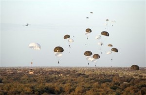 En esta foto del 29 de enero del 2013, tomada por la oficina audivisual de comunicaciones del ejército francés y suminstrada el 1 de febrero, paracaidistas franceses descienden sobre Timbuctú como parte de una operación militar en Mali para desalojar a extremistas islámicos (AP Foto/ ECPAD, Olivier Debes)