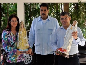 En una visita a La Habana, el vicepresidente venezolano Nicolás Maduro y el canciller Elías Jaua llevaron a Hugo Chávez dos imágenes de la Virgen del Valle y la Virgen de Betania. Es para “reforzar el ejército espiritual que lo está sanando”, indicó el segundo al mando del Ejecutivo nacional.