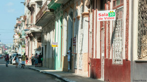 No dudo que el Consejo de Ministros de Cuba analiza a fondo cada paso que da pero a veces los explica poco. A muchos nos cuesta entender por qué resulta tan importante prohibir "de inmediato" los cines 3D o los locales para juegos de computadoras. Foto/ Cortesía de Raquel Pérez. 