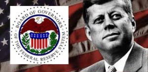 El 4 de junio de 1963, John Fitzgerald Kennedy intentó quitarle a la Reserva Federal de EE.UU. su poder de prestar dinero con interés al gobierno. El entonces presidente firmó la Orden Ejecutiva N º 11110 que devolvió al gobierno de los EE.UU. la facultad de emitir moneda, sin tener que pedirlo prestado a la Reserva Federal. Kennedy dio a la Tesorería la facultad “para expedir certificados de plata respaldados por reservas de plata metal en el Tesoro”. 