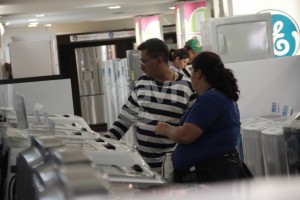 Una de las compradoras, Maryori Pérez, manifestó que si no es por las acciones económicas que está tomando el presidente de la República, Nicolás Maduro, no se pudiera comprar la lavadora y secadora que adquirió este lunes en Nasri a precio justo.