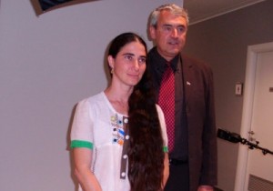 Yoaní Sánchez: “La Burla Maestra de los Servicios Especiales de la República de Cuba contra la 4GW”. El trabajo de inteligencia es un juego mental, de estructura mental, similar al ajedrez, y para jugar este juego hay que ser excepcionalmente inteligente y saber escuchar hasta los murmullos del viento, porque se trata de armar un rompecabezas donde todas las piezas son importantes, y ello puede requerir tiempo. Entre los muchos axiomas de los Servicios Especiales hay uno que expresa: todo es secreto hasta... un día, por ello las palabras de Giordani Lupi, por las razones que hayan sido, traductor, colaborador, amigo estrecho de la famosa bloguera y conocedor directo de su conducta y personalidad de que: “En este momento no sé si Yoaní Sánchez es un agente de la CIA o de la revolución cubana. No lo sé y no me importa saberlo tampoco. Sólo sé que no es la persona que pensé” es una apreciación subjetiva similar a otras que están presentes en su escrito y que manifiestan que Lupi ha tenido tiempo y sabido realizar una lectura de su personalidad, aunque breve, que como piezas sueltas de un rompecabezas permiten, junto a otras obtenidas mediante la observación de sus patrones de comportamiento humano, tener la percepción de que Sánchez ha recibido cierto nivel de entrenamiento profesional –formación sobre técnica operativa de campo por parte de algún Servicio Especial (¿?)- aunque armando gran parte de este rompecabezas la balanza se inclina más hacia a que se trata de un “Juego Operativo” de altos quilates –logrado mediante un exitoso y muy bien elaborado plan de Reclutamiento Inducido por parte de los Servicios Especiales de la República de Cuba al detectar los nuevos planes de desestabilización para subvertir el orden político, económico y social de su régimen que serían desarrollados esta vez bajo la Doctrina de Guerra de Cuarta Generación (4GW)” o Guerra Sin Fusiles mediante el incremento de la blogósfera, el uso de la tecnología informática y las redes sociales (principalmente twitter) dentro del marco de las comunicaciones globalizadas –Operación ZunZuneo, Piramideo, etc. paralelo con la aplicación de las Fases de “Golpe Suave o Blando” del profesor Gene Sharp. Por ello, el Affaire Yoaní Sánchez, más bien tendría que llamarse, gústenos o no, “La Burla Maestra de los Servicios Especiales de la República de Cuba contra la 4GW” y en la práctica, lamentable para unos y exitoso para otros, se trataría, una vez más, de un triunfo del régimen de la isla en contra de sus poderosos adversarios… Dr. José R. Alfonso, Master en Contrainteligencia y Experto en Antiterrorismo. Mientras tanto como expresa al final de su carta Giordano Lupi: “Yoani Sánchez abrirá un periódico embustero, como lo llamamos aquí en Italia. Abrir un periódico (embustero), junto con sus compañeros, que nadie leerá en Cuba, porque solo puede ser visto en línea. Pero, ¿qué le importa eso a Yoani? Para ella es suficiente que alguien la financie, que la lean en Miami, y en España, que la comunidad cubana siga esperando por un campeón”.