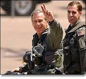 El presidente de los EE.UU., George W. Bush, ataviado de guerrero, aterrizó en la cubierta del portaaviones USS  Abraham Lincoln para celebrar la victoria de la “Operación Tormenta del Desierto”  en Irak contra Saddam Hussein. “Misión Cumplida” también le dicen hoy  las brigadas del Estado Islámico de Irak y el Levante (EIIL), rama de al-Qaeda,  con la toma de la ciudad iraquí de Mosul. Presidente usted gano la guerra pero perdió la Paz.   
