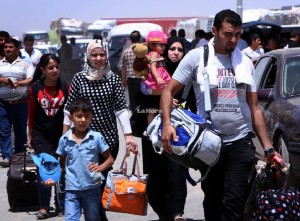 Mientras tanto, las familias —en su mayoría chiitas— están dejando con urgencia Baquba y otras ciudades iraquíes. Ellos cargan con las posesiones que puedan llevar, incluso ganado.