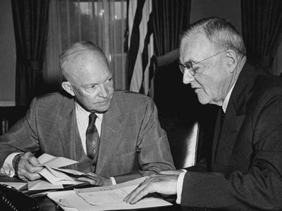 Tanto es así, que en fecha tan temprana como el 17 de marzo de 1960, el presidente Dwight D. Eisenhower aprobó el Programa de Acción Encubierta contra el ...