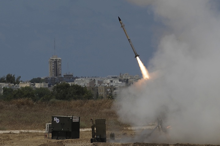 Una batería de defensa antimisiles Cúpula de Hierro cerca de la ciudad meridional israelí de Ashdod. Cada misil interceptor costó a Israel 50.000 dólares. (David Buimovitch / Flash 90)