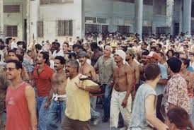 El 5 de agosto de 1994, el litoral habanero fue testigo de un alzamiento popular conocido como “El Maleconazo”. Miles de cubanos salieron a la calle por primera vez desde el triunfo de la revolución motivados por una Medida Activa Psicológica elaborada por los “think tank” del brazo armado de la FNCA, la misma consistió en el rumor de que embarcaciones provenientes del Sur de la Florida se aproximarían a aguas cubanas a recoger a quienes las alcanzaran. Al no aparecer estas embarcaciones la concentración se convertiría en una revuelta popular de protesta ante la situación que vivía la isla, en medio del llamado período especial, durante la misma se produjeron ruptura de vidrieras, actos vandálicos y gritos de consignas antigubernamentales. Foto/ Cortesía de BBC/Karel Poort