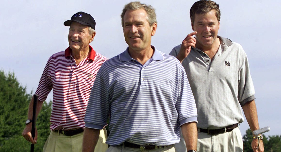 Implacablemente atacar la dinastía Bush y apuntalar el fantasma pálido de Bush fatiga como un fantasma persistente que nunca va a desaparecer. Fue a finales de octubre, y las comunicaciones que volaban eran magra, 1el hijo de Jeb Bush estaría en el Prospector Grill & Saloon en College Station, Texas, para hacer un poco de campaña de último minuto para su primera carrera política. Las alertas en los medios de comunicación social también habían sido todo volumen la noticia de que la banda de Mike Ryan iba a estar jugando, probablemente listo para descorchar una de sus canciones de la firma: "Sin perder más de whisky." Por ahora, sentado en su autobús de gira de campaña, George P. Bush miró a Jonathan Karl, de la ABC, y escuchó cómo la conversación se balanceaba muy lejos de lo que George P. pensaba hacer en caso de que él ganara la elección enTexas para comisionado de tierra. Él tenía que saber que iba a suceder de esta manera.