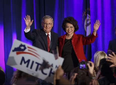 El líder de la minoría en el Senado, Mitch McConnell, de Kentucky — el mismo que en el 2008 al ser elegido Barack Obama expresara: nuestro único objetivo es sacar a este hombre del poder en cuatro años— junto a su esposa, la ex secretaria de Empleo Elaine Chao, celebra su victoria electoral