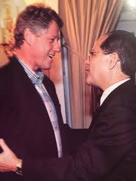 " Me gusta'', dijo Clinton, quien ya se aproximaba a la Casa Blanca en 1992, refiriéndose a Mas Canosa, al obtener de este una sustancial cantidad de fondos de campaña, respaldo político —el que por más de una década había entregado al Partido Republicano y sus líderes— y la promesa de instar a los exiliados cubanoamericanos pertenecientes a la Fundación Nacional Cubano Americana a que votaran por los demócratas .