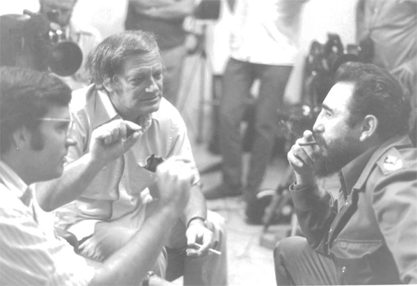 De izquierda a derecha - Kirby Jones, Frank Mankiewicz, Fidel Castro. Foto cortesía de Frank Mankiewicz.