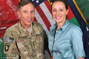 El exdirector de la CIA el exgeneral David Petraeus quien confesó compartir documentos secretos a su biógrafa, Paula Broadwell, con la que tuvo una relación amorosa cuando era director de la CIA fue sentenciado a dos años de libertad condicional  y a pagar una multa de US$ 100,000 por un tribunal federal..