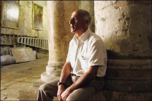 Mordechai Vanunu Fue excarcelado el 21 de abril del 2004 y no se le permitirá salir de Israel debido a "un peligro tangible... de que desee divulgar secretos de Estado, secretos que aún no ha divulgado y que no se han publicado previamente. Además de que no se le permite hablar ni reunirse con extranjeros ni entrar en salas de chat de Internet. Vanunu ha expresado su convicción de que hubiera sido tratado mejor por sus captores israelíes si no hubiese cambiado de religión (él era judío, y se convirtió al cristianismo).