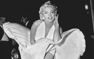 Marilyn Monroe murió entre la medianoche y el 1 de la mañana, el 5 de agosto de 1962. El Sr. Hodges afirma que él entró en su habitación mientras dormía y le inyectó una dosis masiva de hidrato de cloral (un poderoso sedante), mezclado con Nembutal (una de acción corta barbitúricos), causando su muerte.  