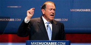 Huckabee se estrenó ratificando sus posiciones conservadoras: rechazo a los programas sociales, el aborto y los matrimonios entre personas del mismo sexo; críticas a la reforma sanitaria lograda por el actual presidente, Barack Obama; repudio a la regularización de indocumentados extranjeros, defensa del derecho de los ciudadanos a portar armas de fuego, entre otros puntos. 