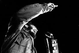 DISCURSO PRONUNCIADO POR EL COMANDANTE FIDEL CASTRO RUZ, PRIMER MINISTRO DEL GOBIERNO REVOLUCIONARIO, EN EL ACTO DE CLAUSURA DEL PRIMER CONGRESO LATINOAMERICANO DE JUVENTUDES, EL 6 DE AGOSTO DE 1960. "Por Cuanto: En uso de las facultades de que estamos investidos, de conformidad con lo dispuesto en la Ley No. 851, del 6 de Julio de 1960, "RESOLVEMOS: "PRIMERO: (EXCLAMACIONES DE JUBILO) Se dispone la nacionalización, mediante la expropiación forzosa, y por consiguiente se adjudican a favor del Estado cubano, en pleno dominio, todos los bienes y empresas ubicados en el territorio nacional, y los derechos y acciones de emergentes de la explotación de esos bienes y empresas, que son propiedad de las personas jurídicas nacionales de los Estados Unidos de Norteamérica, u operadoras empresas en que tienen intereses predominantes nacionales de dicho país, que a continuación se relacionan: 1.¬ Compañía Cubana de Electricidad (APLAUSOS Y EXCLAMACIONES DE: "¡Bravo!" Y DE "¡Fidel, seguro, a los yankis dales duro!"). 2.- Compañía Cubana de Teléfonos. 3.- Esso Standard Oil, S.A., División de Cuba. 4.- Texas Company West Indian. 5.- Sinclair Cuba Oil Company, S.A. 6.- Central Cunagua, S.A. 7.- Compañía Azucarera Atlántica del Golfo, S.A. 8.- Compañía Central Altagracia, S.A. 9.- Miranda Sugar States. 10.- Compañía Cubana, S.A. 11.- The Cuban American Sugar MilI. 12.- Cuban Trading Company. 13.- The New Tuinicú Sugar Company. 14.- The Francisco Sugar Compay. 15.- Compañía Azucarera Céspedes. 16.- Manatí Sugar Company. 17.- Punta Alegre Sugar Sales Company. 18.- Baraguá Industrial Corporation of New York. 19.- Florida Industrial Corporation of New York. 20.- Macareño Industrial Corporation of New York. 21.- General Sugar States. 22.- Compañía Azucarera Vertientes Camagüey de Cuba. 23.- Guantánamo Sugar Company... (EXCLAMACIONES DE: "¡Se llamaba!"). 24.¬ United Fruit Company (EXCLAMACIONES DE: "¡Se llamaba!") (EL EX PRESIDENTE DE GUATEMALA, JACOBO ARBENZ, VIENE A LA TRIBUNA Y ABRAZA AL COMANDANTE FIDEL CASTRO). 25.- Compañía Azucarera Soledad S.A. (EXCLAMACIONES DE: "¡Se llamaba!"). 26.¬ Central Ermita, S.A." (EXCLAMACIONES DE: "¡Se llamaba!"). Es decir que quedan nacionalizadas todas las empresas de la compañía eléctrica, todas las empresas de la compañía de teléfonos, todos los bienes, por supuesto, y empresas de la Texaco y de la Esso (EXCLAMACIONES DE: "¡Se llamaba!"), la Sinclair (EXCLAMACIONES DE: "¡Se llamaba!") y, además, los 36 centrales azucareros que tenía Estados Unidos en Cuba (APLAUSOS Y EXCLAMACIONES DE: "¡Se llamaba!", "¡se llamaba¡"). "En consecuencia —bajito, bajito, como para que no oigan—, se declara al Estado cubano subrogado en lugar y grado de las personas jurídicas relacionadas en el apartado anterior, al respecto de los bienes, derechos y acciones mencionados, así como de los activos y pasivos integrantes del capital de las referentes empresas, etcétera, etcétera, etcétera. "Firmado: Dr. Osvaldo Dorticós, Presidente de la República (APLAUSOS Y EXCLAMACIONES DE: "¡Dorticós, Dorticós!"). Y el que les habla, Primer Ministro del Gobierno Revolucionario" (APLAUSOS Y EXCLAMACIONES DE: "¡Fidel, Fidel!"). Como ustedes saben, de acuerdo con la Ley del 6 de julio de 1960, de defensa de la economía nacional y de soberanía del país, esos bienes se indemnizarán