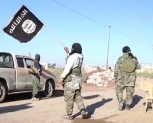 Los militantes supuestamente pertenecientes al Estado Islámico guardan un puesto de control cerca de Azaz, Siria, el 31 de mayo (Reuters)