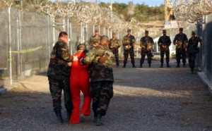 "Ellos han tenido a los tres atados de las manos y los pies juntos, empujando trapos en sus gargantas, poniendo una máscara sobre su rostro, hizo un nudo corredizo, colgado del techo en el lado del bloque de celdas, saltó a la horca y colgado a sí mismos de forma simultánea ", dijo.