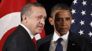 Durante los últimos dos días, el gobierno de Turquía ha ejecutado un fuerte cambio en su política exterior, alineándose más estrechamente con la estrategia militar de Washington en la región para convertirse efectivamente en una parte activa de la "coalición" dirigida por Estados Unidos para hacer la guerra en Irak y Siria. Foto: Los presidentes de Turquía y EE.UU., Recep Tayyip Erdogan (izda)