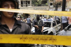 Personal de seguridad egipcio monta la guardia después de un atentado con bomba en contra del  general de acusador egipcio, Hisham Barakat, quien murió en el lugar en el distrito Heliopolis de El Cairo, FOTO LPG/AP