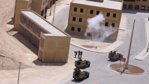 En una maqueta a tamaño real de una ciudad construida por EE.UU. en un desierto jordano, las fuerzas estadounidenses realizan un entrenamiento de combate de grupos de rebeldes sirios, según publica el periódico 'Corriere della Sera'.