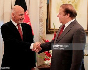 Los líderes de Afganistán y Pakistán parecen optimistas sobre la pronta reanudación del proceso de paz de Afganistán a pesar de las divisiones internas de los talibanes. El presidente afgano, Ashraf Ghani Ahmadzai (L), y el primer ministro de Pakistán, Nawaz Sharif (RAfghan President Ashraf Ghani Ahmadzai (L) and Pakistani Prime Minister Nawaz Sharif (R) hold a meeting at the Pakistani Prime Minister's House on November 15, 2014 in Islamabad, Pakistan. Afghan President looks to boost business and diplomatic relations during his first two-day state visit to Pakistan since he took office last month. (Photo by Metin Aktas/Anadolu Agency/Getty Images)