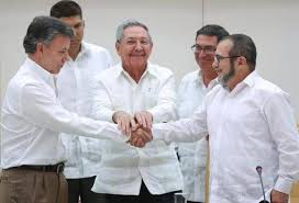 La foto es elocuente: el presidente de Colombia Juan Manuel Santos le da la mano al máximo comandante de las Fuerzas Armadas Revolucionarias de Colombia (FARC), Rodrigo Londoño Echeverri, alias "Timochenko". Fue tomada este miércoles en La Habana, bajo la mirada auspiciosa del presidente cubano Raúl Castro.