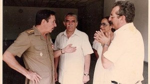 Raúl Castro, Gabriel García Márquez al centro, Vilma Espín y Norberto Fuentes.  Colección de Norberto Fuentes