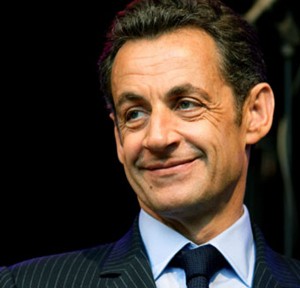 www.codigoabierto360.com En febrero del 2011, nuestro tabloide digital publicó, en exclusiva, un Análisis de Inteligencia de fuente abierta (OSINT), acerca de que Muamar el Kadafi había sellado su suerte al nacionalizar el petróleo libio para empresas francesas e inglesas, no así para las norteamericanas. Por lo tanto solo era cuestión de tiempo que el presidente francés Nicolás Sarkozy ordenara a la Dirección General de Seguridad Exterior (DGSE) de Francia organizar y financiar una rebelión o “Primavera Árabe” en contra  del autoproclamado “Líder y Guía de la Revolución”, por orden expresa del presidente Nicolás Sarkozy. La participación de la Administración de los EE.UU. consistió en apoyar la resolución 1970 del Consejo de Seguridad de la ONU para la participación de fuerza de varios países en el conflicto y dar la orden ejecutiva a sus Servicios Especiales (CIA) para reclutar, armar y organizar  a fuerza terroristas de al Qaeda y Al Nusra para que combatieran al gobierno libio y sus militares con el compromiso de entregarles los arsenales de armas de la Gran República Árabe Libia Popular y Socialista para que iniciaran su la lucha contra la República Árabe Siria. Ello favorecía su Proyecto de “Medio Oriente Ampliado” . Hoy documentos secretos desclasificados así lo confirman 