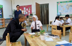 Obama visita un centro de refugiados en Kuala Lumpur en una gira por el sudeste asiático el pasado otoño. Él ve la región como más integral para el futuro de América que el Oriente Medio. (Susan Walsh / AP)