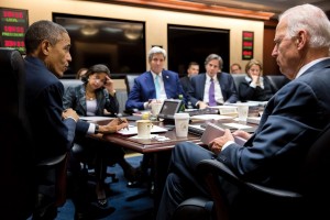 Obama y el vicepresidente Joe Biden se reúnen con los miembros del Consejo Nacional de Seguridad, incluyendo Susan Rice y John Kerry (segundo y tercero desde la izquierda), en diciembre de 2014. (Pete Souza / Casa Blanca)