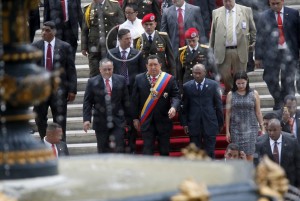 Leamsy Salazar fue uno de los colaboradores más cercanos de Chávez durante casi siete años. Edecán y asistente de Chávez, que en algunos momentos le llevaba café y comida, estaba a su lado, viajaba con él por todo el mundo y estaba encargado de protegerlo durante los actos públicos. Era un miembro clave del primer anillo de seguridad de Chávez, con acceso privado a Chávez y conocimiento privilegiado y altamente confidencial sobre sus andanzas, rutina y actividades privadas.Después del fallecimiento de Chávez, en marzo 2013, fue transferido al equipo de seguridad de Diosdado Cabello. Foto: Leamsy Salazar detrás de ambos lideres venezolanos.