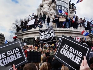 En enero de 2015, a raíz del asesinato de los dibujantes de “Charlie-Hebdo”, Joachim Roncin, un administrador de Reporteros Sin Fronteras, lanza el eslogan «Je suis Charlie» (Yo soy Charlie), que fue retomado de inmediato como medio de disolver la individualidad de cada cual en la multitud anónima. Esta consigna ha sido modificada después, cada vez que ocurre algún tipo de atentado, como en el «Je suis Bruxelles» difundido después de los atentados que enlutaron Bruselas en marzo de 2016. Las personas que rechazan ese tipo de eslogan se ven acusadas de «conspiracionismo».