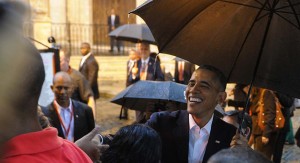 En La Habana, el presidente Obama estrecha la mano de cubanos de a pie. | Getty