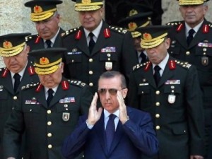 Washington y Moscú están colaborando para desarrollar la fuerza militar de los kurdos en Siria, supuestamente contra el Emirato Islámico, en realidad contra el presidente turco Erdogan, de quien los dos Grandes esperan deshacerse. 
