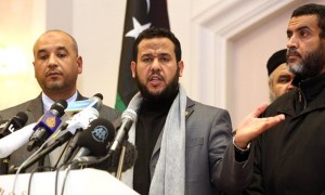 Abdul Hakim Belhaj, centro, habla durante una conferencia de prensa en Trípoli en 2012. Fotografía: Mahmud Turkia / AFP / Getty Images  