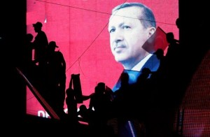 seguidores turcos en silueta contra una pantalla que muestra el presidente Tayyip Erdogan durante una manifestación a favor del gobierno en Ankara, Turquía, 17 de julio de 2016. REUTERS / Baz Ratner.