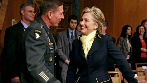 Hillary Clinton se reunirá con un grupo bipartidista de ex funcionarios de seguridad nacional el viernes, un grupo que incluye derrocó al ex director de la CIA David Petraeus y el ex jefe de George W. Bush de Seguridad Nacional Michael Chertoff.