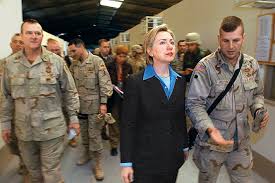 Clinton en una gira por un cuartel del ejército estadounidense en Bagdad, en 2003, cuando aún era senadora con menor antigüedad de Nueva York y miembro del Comité de los Servicios Armados del Senado. Credit Dusan Vranic/AFP/Getty Images