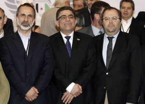 SDT02 ESTAMBUL (TURQUÍA) 19/03/2013.- El primer primer ministro del Gobierno sirio elegido anoche por la opositora Coalición Nacional Siria (CNFROS), Gasan Hito (centro), posa junto al líder de la CNFROS Muaz al Jatib (izda), y el secretario general de la coalición Mustafa Sabbagh tras ofrecer una rueda de prensa en Estambul (Turquía) hoy, martes 19 de marzo de 2013. Gasan Hito, elegido anoche como primer ministro del Gobierno de la oposición siria en el exterior, destacó hoy en Estambul que su principal objetivo es derrocar al régimen de Bachar al Asad, al que acusó de haber usado armas químicas contra su población. EFE/ Sedat Suna