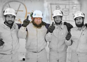 “Hasta la fecha, hay sobre 2.700 voluntarios en 110 puestos de defensa civil a lo largo del norte de siria, entrenados y equipados con ayuda de la financiación de RU… los ‘cascos blancos’ como ellos son más comúnmente conocidos”.
